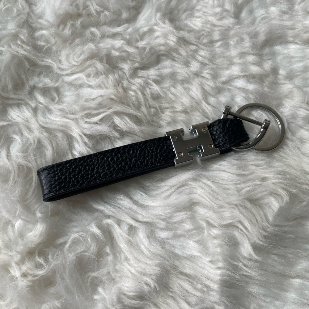 H Initial Keychain 🖤♠️ - Picture 2 of 2